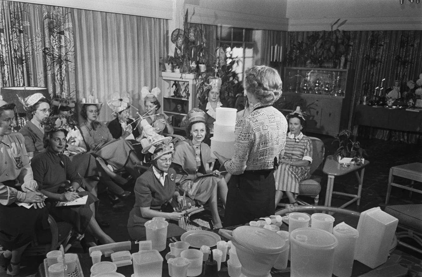 Tupperware to w USA powszechnie znana marka. Producent zasłynął organizowaniem w latach 50. i 60. tzw. Tupperware parties. Dziś podobny model sprzedaży prowadzi m.in. Thermomix Tupperware to w USA powszechnie znana marka. Producent zasłynął organizowaniem w latach 50. i 60. tzw. Tupperware parties. Dziś podobny model sprzedaży prowadzi m.in. Thermomix