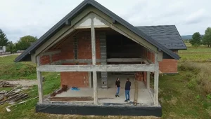 Budowlaniec oszukał wielu klientów. Brał zaliczkę, po czym rozpoczynał budowę i nagle znikał. Źródło: "Interwencja"