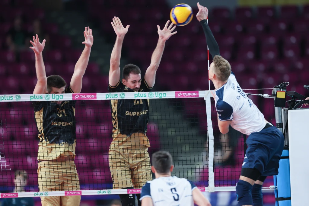 Atakuje Artur Szalpuk z PGE Projektu Warszawa Atakuje Artur Szalpuk z PGE Projektu Warszawa