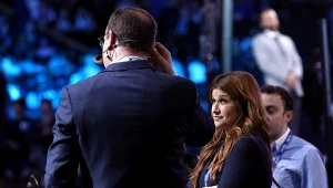 Dziennikarka Rachel Nichols spogląda w stronę Adriana Wojnarowskiego tuż przed rozpoczęciem draftu NBA 2019 (zdj. archiwalne)