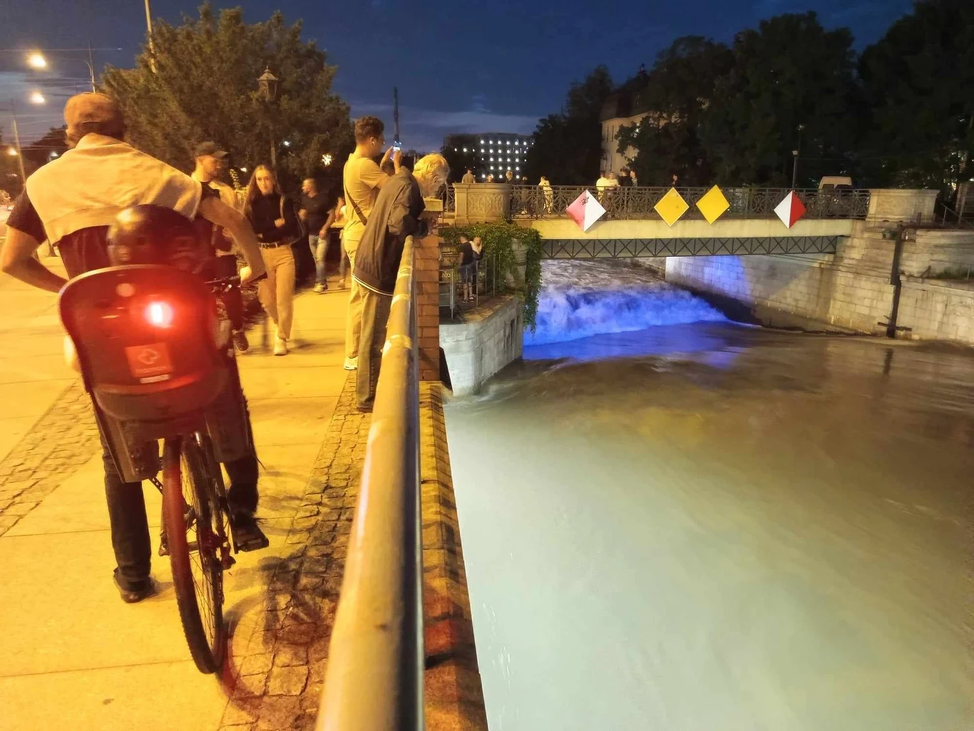 Wrocławskie południowe ramię Odry w środę wieczorem