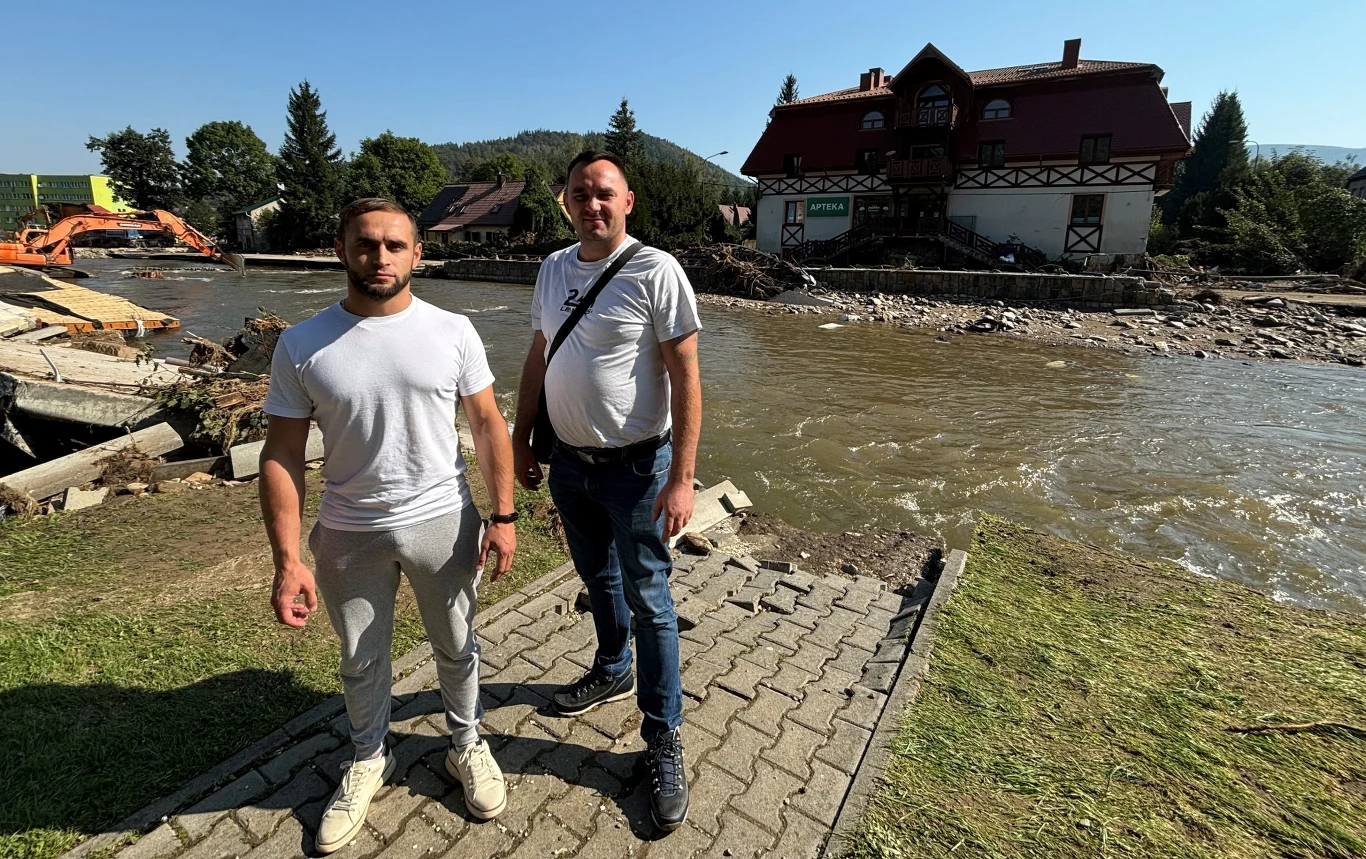 Sebastian i Jonatan. Przyjechali z pomocą z okolic Poznania. Pracują w firmie, która zorganizowała wsparcie dla powodzian Sebastian i Jonatan. Przyjechali z pomocą z okolic Poznania. Pracują w firmie, która zorganizowała wsparcie dla powodzian