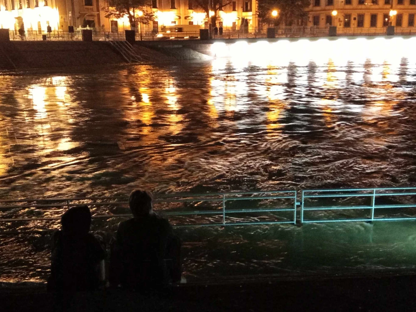Mieszkańcy nawet w środku nocy przychodzili oglądać Odrę o niecodziennie wysokim stanie wody Mieszkańcy nawet w środku nocy przychodzili oglądać Odrę o niecodziennie wysokim stanie wody