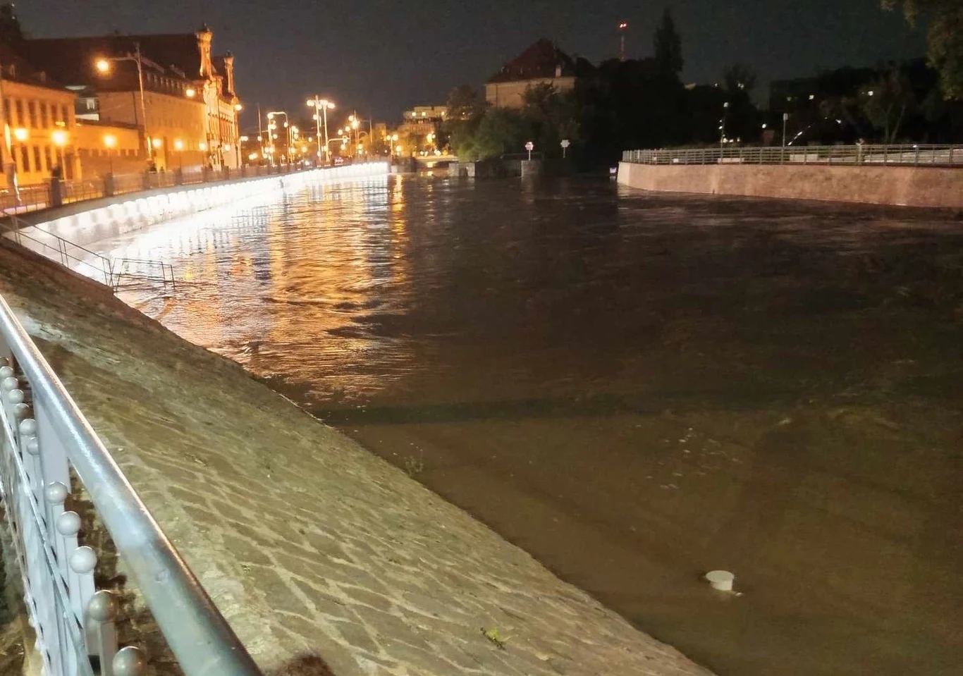Odra we Wrocławiu (jej południowe ramię) w środę późnym wieczorem Odra we Wrocławiu (jej południowe ramię) w środę późnym wieczorem