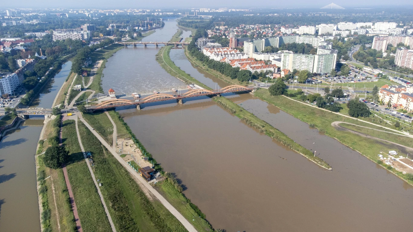 Odra we Wrocławiu w czasie powodzi. Utrzymuje się wysoki stan wody Odra we Wrocławiu w czasie powodzi. Utrzymuje się wysoki stan wody