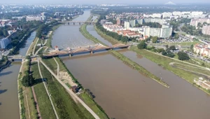 Odra we Wrocławiu w czasie powodzi. Utrzymuje się wysoki stan wody