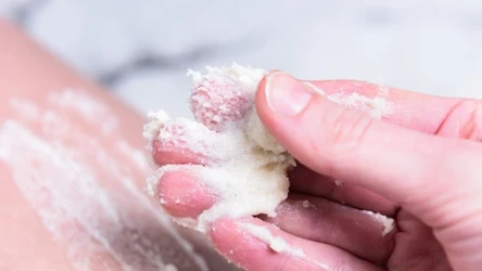 Domowy peeling rozprawi się z szorstką i przesuszoną skórą dłoni