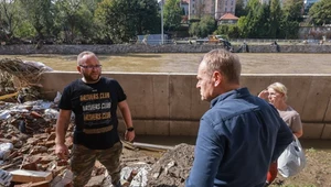 Michał Majewski (L) i Donald Tusk podczas wizyty premiera w Kłodzku