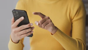 Mało znany skutek częstego korzystania z telefonu. Można pomylić z chorobą