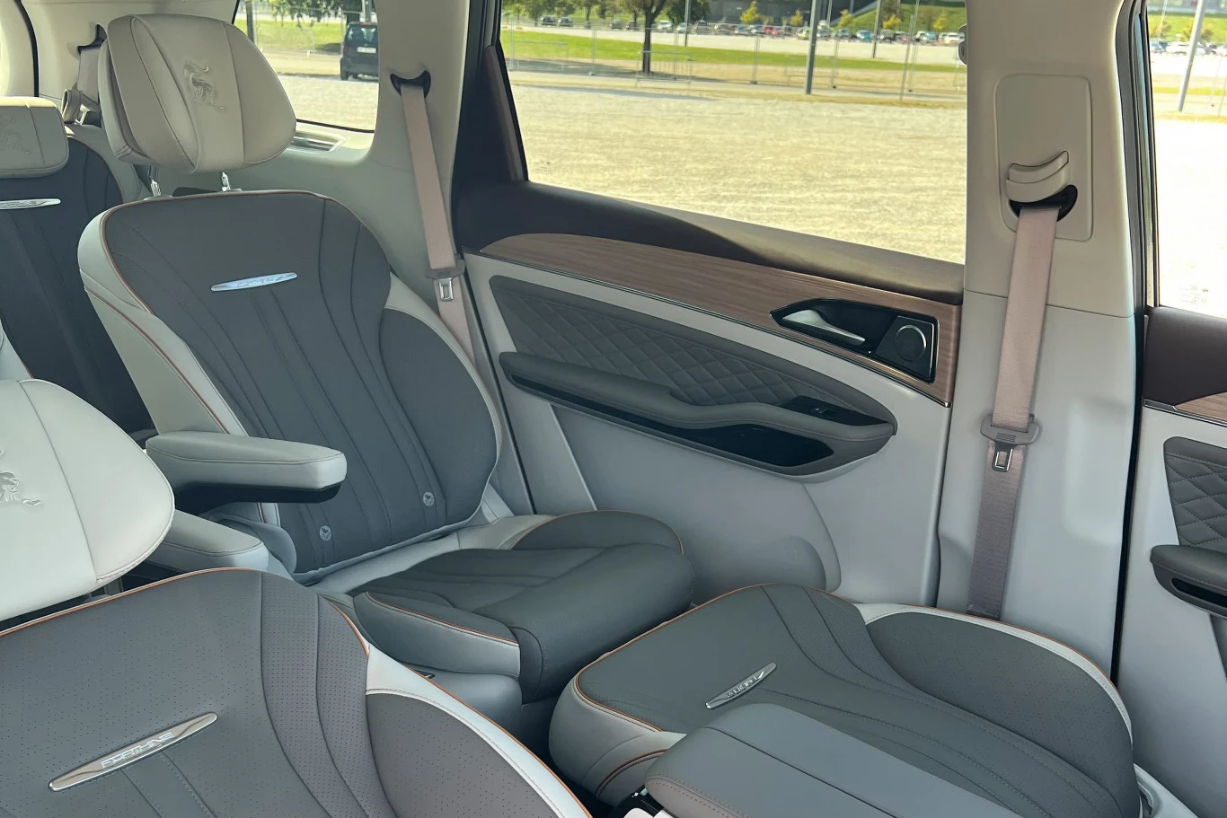 Fotele 1. i 2. rzędu można połączyć tworząc leżankę