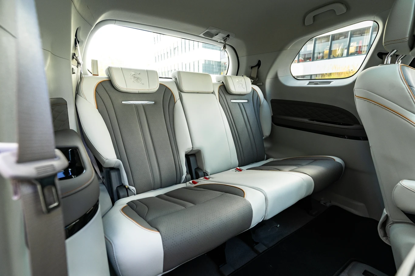 Jeśli przesuniemy fotel trochę do przodu, w trzecim rzędzie spokojnie może podróżować dorosły