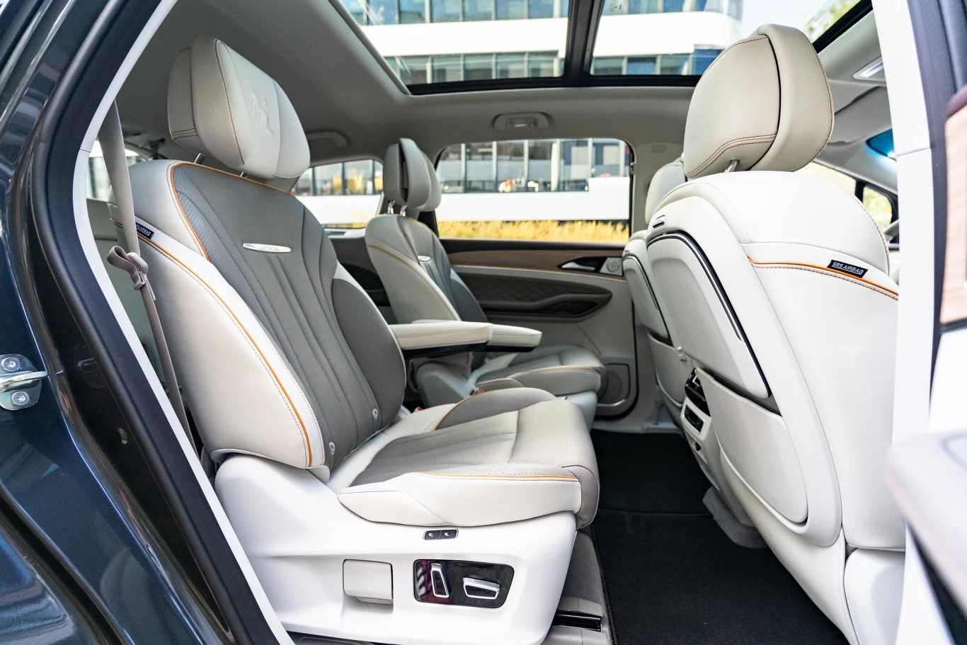 Tylne drzwi otwierają się bardzo szeroko ułatwiając zajęcie miejsca w kabinie