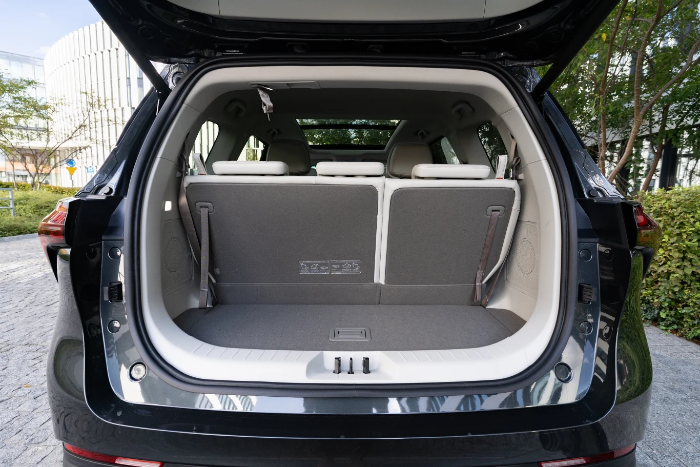 Za oparciem kanapy jest jeszcze trochę miejsca na bagaże