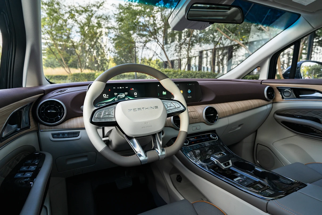 Wnętrze wykończone jasną skórą na pierwszy rzut oka robi znakomite wrażenie