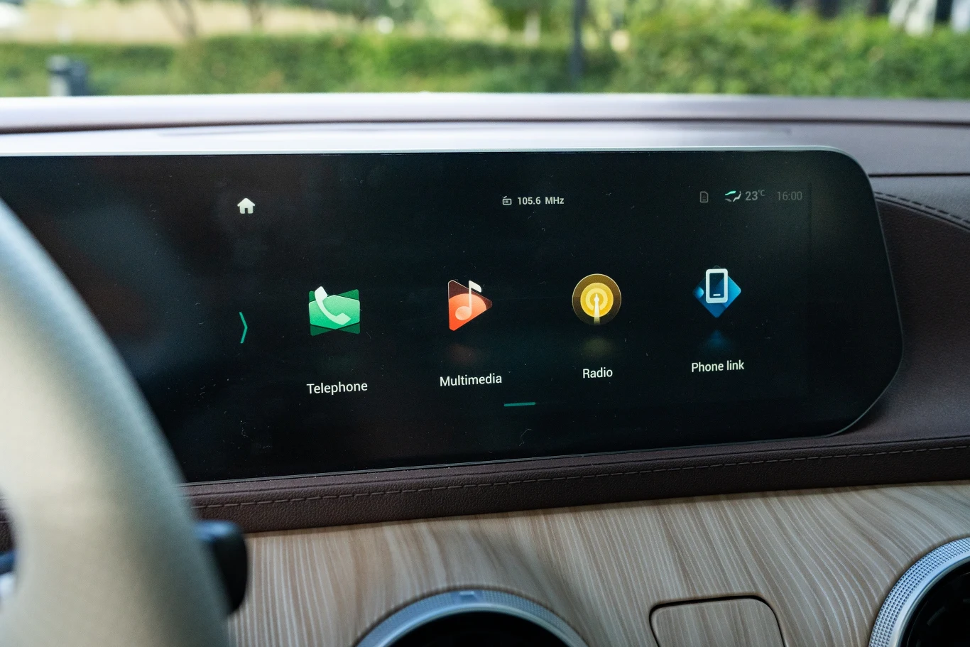 System multimedialny zaskakuje prostym menu