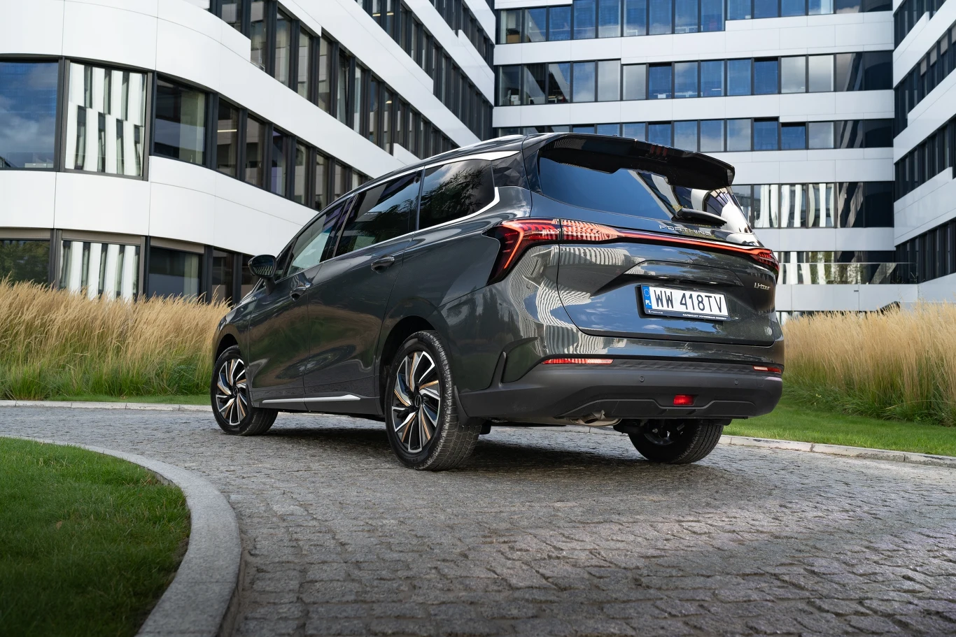 Pokrywa bagażnika posiada regulację wysokości, na jaką ma się unieść