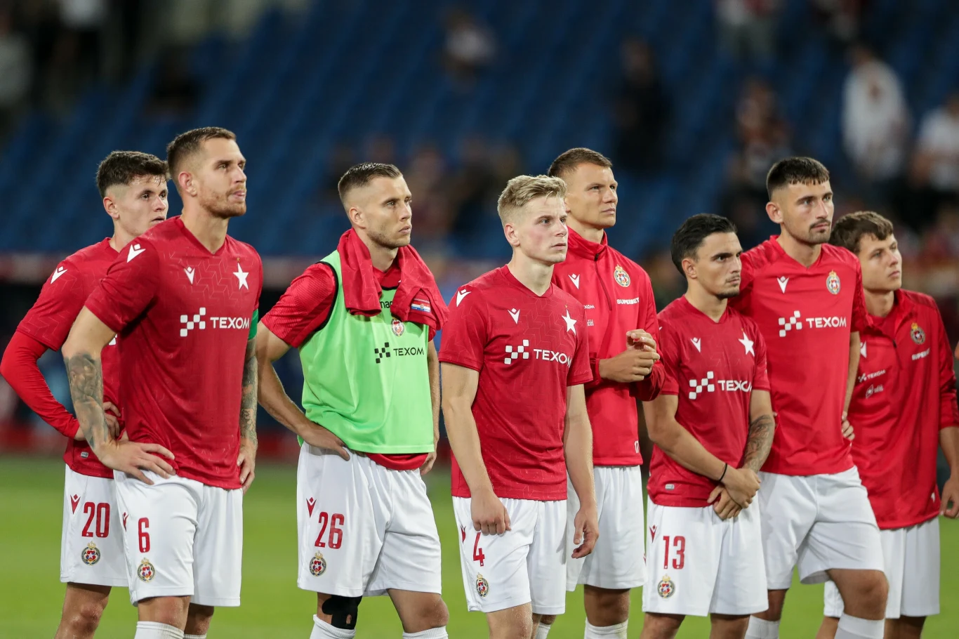 Piłkarze Wisły Kraków po przegranym meczu. Tamas Kiss z numerem 13 na spodenkach