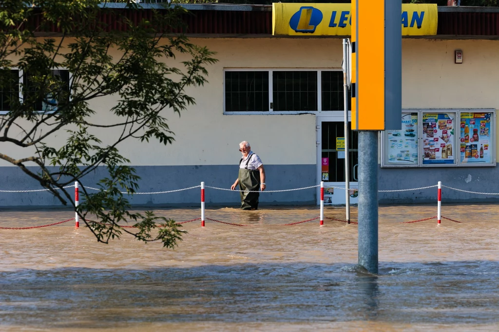Miejscowość Skorogoszcz niedaleko Lewina Brzeskiego w czasie obecnej powodzi