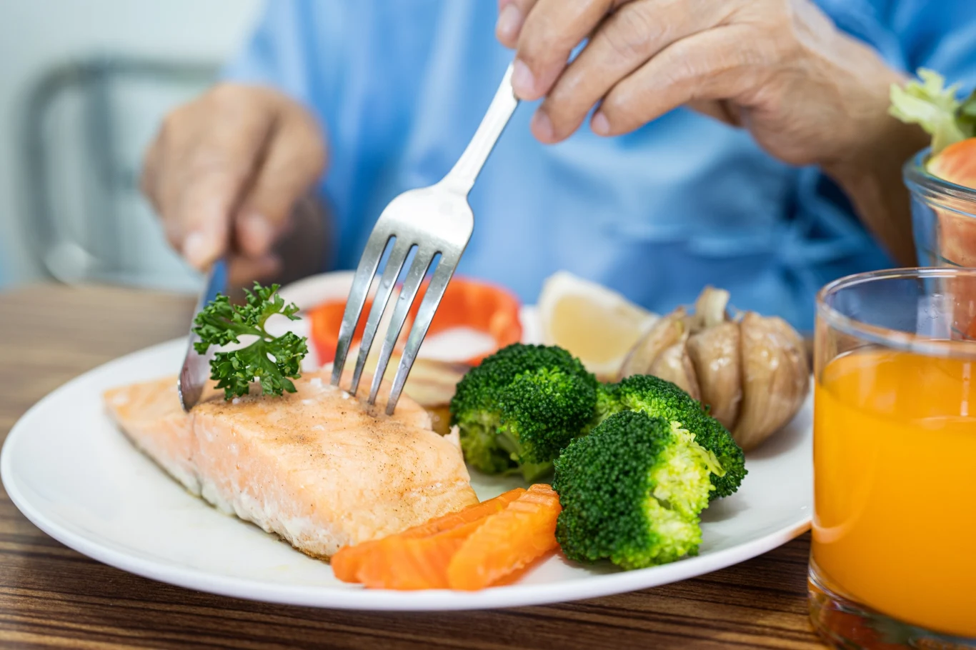 W diecie pescetariańskiej głównymi źródłami białka są tłuste ryby morskie, bogate w kwasy omega-3