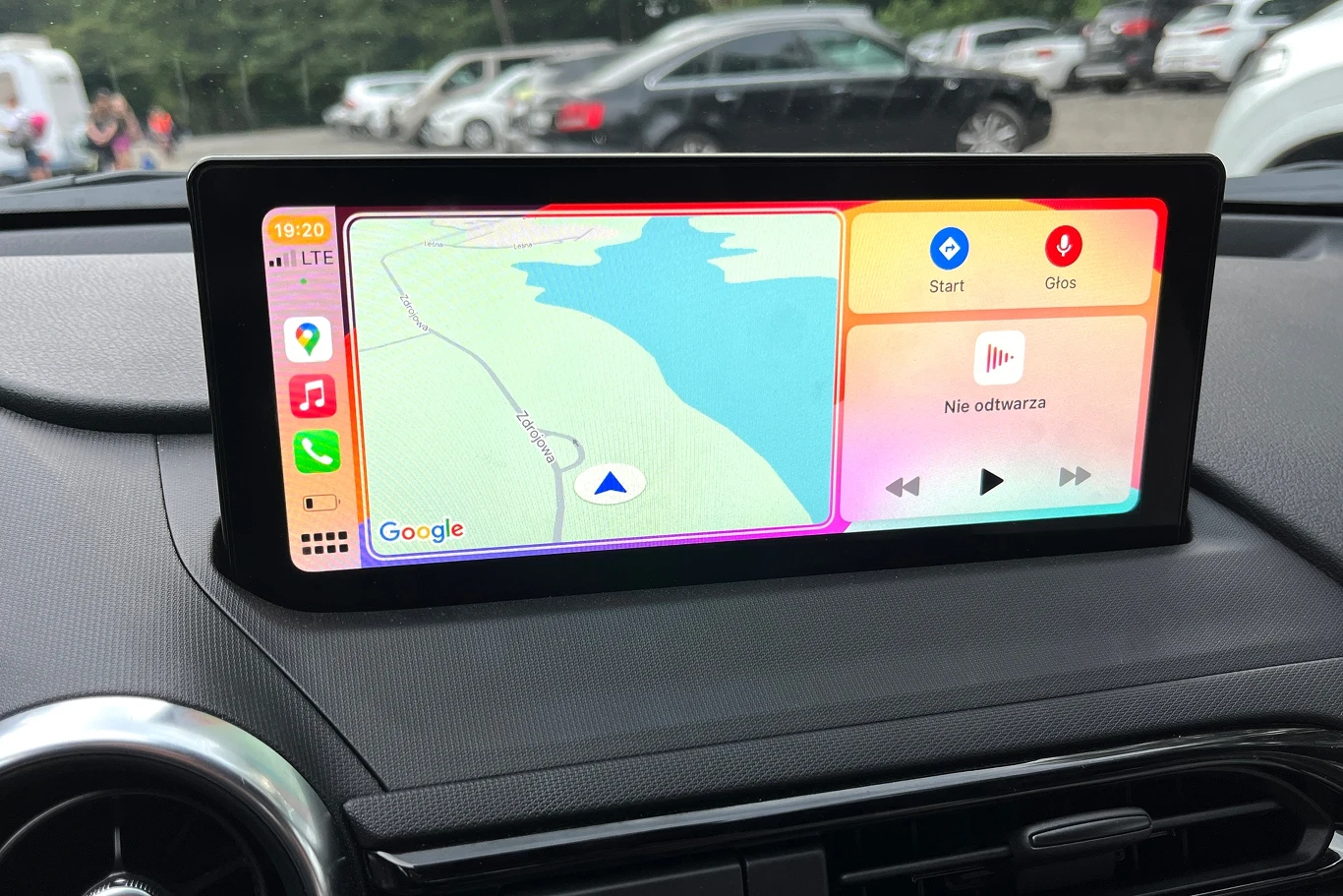 Zmianą we wnętrzu sportowej Mazdy jest nowy wyświetlacz multimedialny. Obsługuje Apple CarPlay i Android Auto. Zmianą we wnętrzu sportowej Mazdy jest nowy wyświetlacz multimedialny. Obsługuje Apple CarPlay i Android Auto.