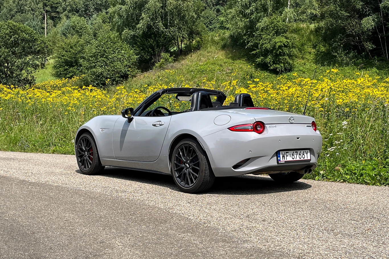 Jeśli przymkniemy oko na drobne wady, Mazda MX-5 okaże się idealnym kompanem wszelkich podróży. Jeśli przymkniemy oko na drobne wady, Mazda MX-5 okaże się idealnym kompanem wszelkich podróży.