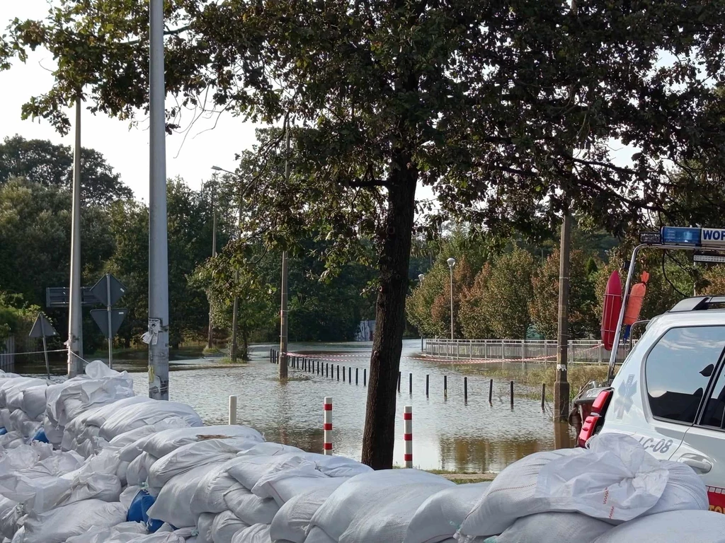 Zalana ulica Główna na wrocławskich Stabłowicach