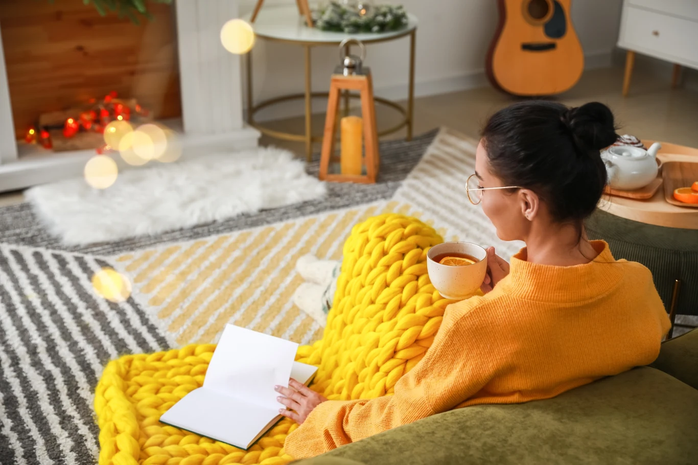Jak ocieplić wnętrze na jesień i zimę? Dzięki tym dodatkom pomieszczenie stanie się bardziej przytulne.
