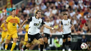 Yarek Gąsiorowski (na środku) obok Roberta Lewandowskiego w meczu Valencia CF - FC Barcelona