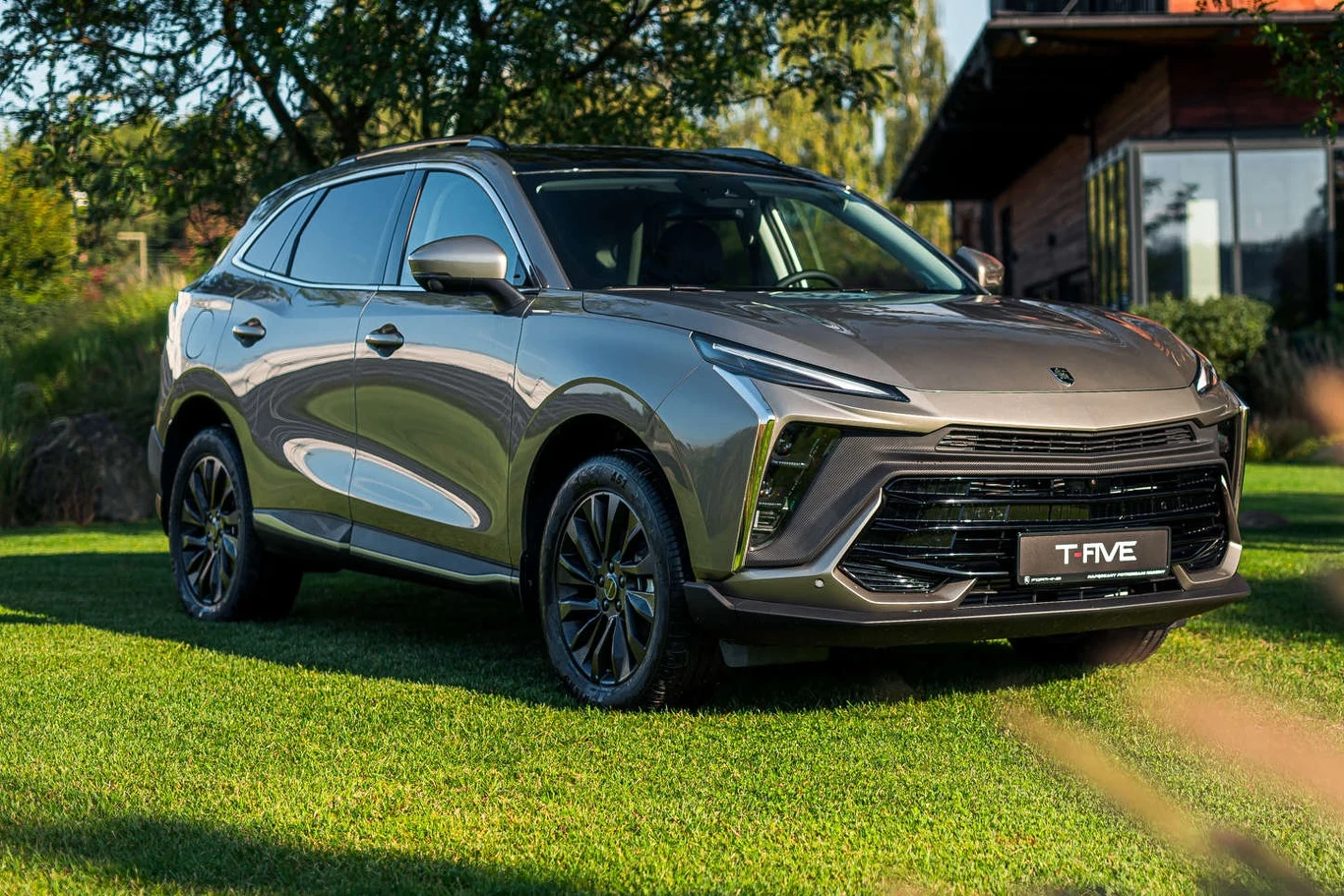 Forthing T-Five ma 4,6 m długości i imponuje długą listą wyposażenia standardowego