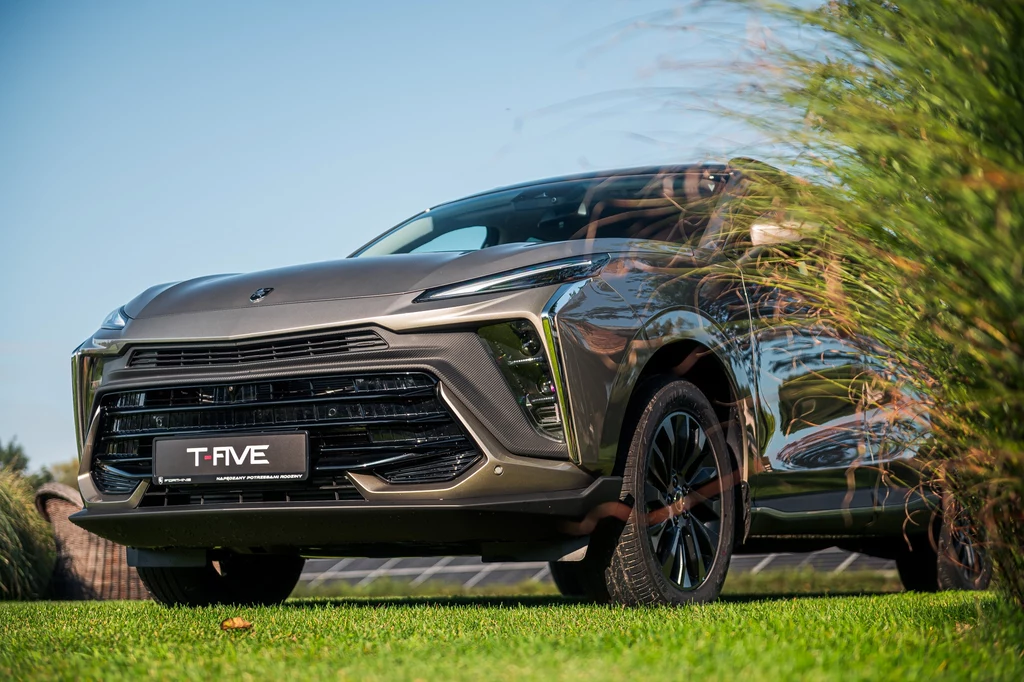 Mówią, że wygląda jak Lamborghini Urus. Forthing T-Five już w polskich salonach