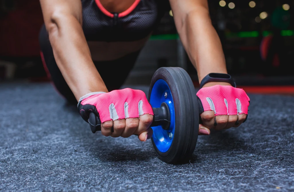 Koło do ćwiczeń modeluje nie tylko brzuch, ale wzmacnia też plecy i ramiona