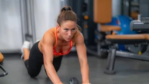 Najważniejsza w treningach jest ich regularność. Z czasem warto zwiększać liczbę serii