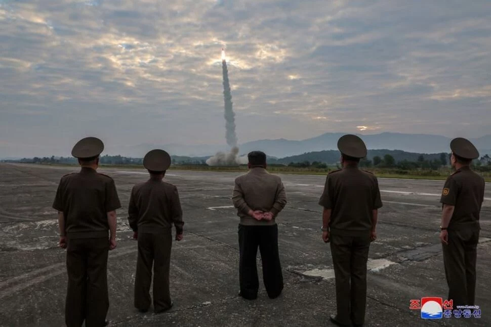 Kim Dzong Un osobiście nadzorujący testy nowego pocisku