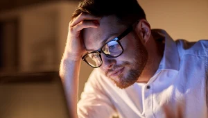 Widzisz je 157 razy dziennie. Niebieskie światło przyspiesza starzenie, sprzyja tyciu i problemom ze snem