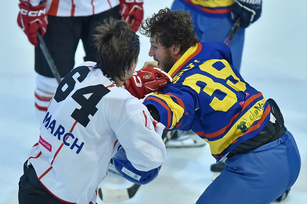 W meczu Comarch Cracovia - Podhale Nowy Targ nie tylko było wiele bramek, ale też była bójka rodem z NHL. Na zdjęciu Szymon Bieniek (po lewej) i Jean Dupuy W meczu Comarch Cracovia - Podhale Nowy Targ nie tylko było wiele bramek, ale też była bójka rodem z NHL. Na zdjęciu Szymon Bieniek (po lewej) i Jean Dupuy