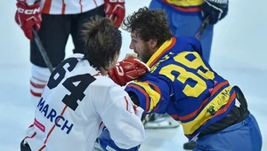 W meczu Comarch Cracovia - Podhale Nowy Targ nie tylko było wiele bramek, ale też była bójka rodem z NHL. Na zdjęciu Szymon Bieniek (po lewej) i Jean Dupuy