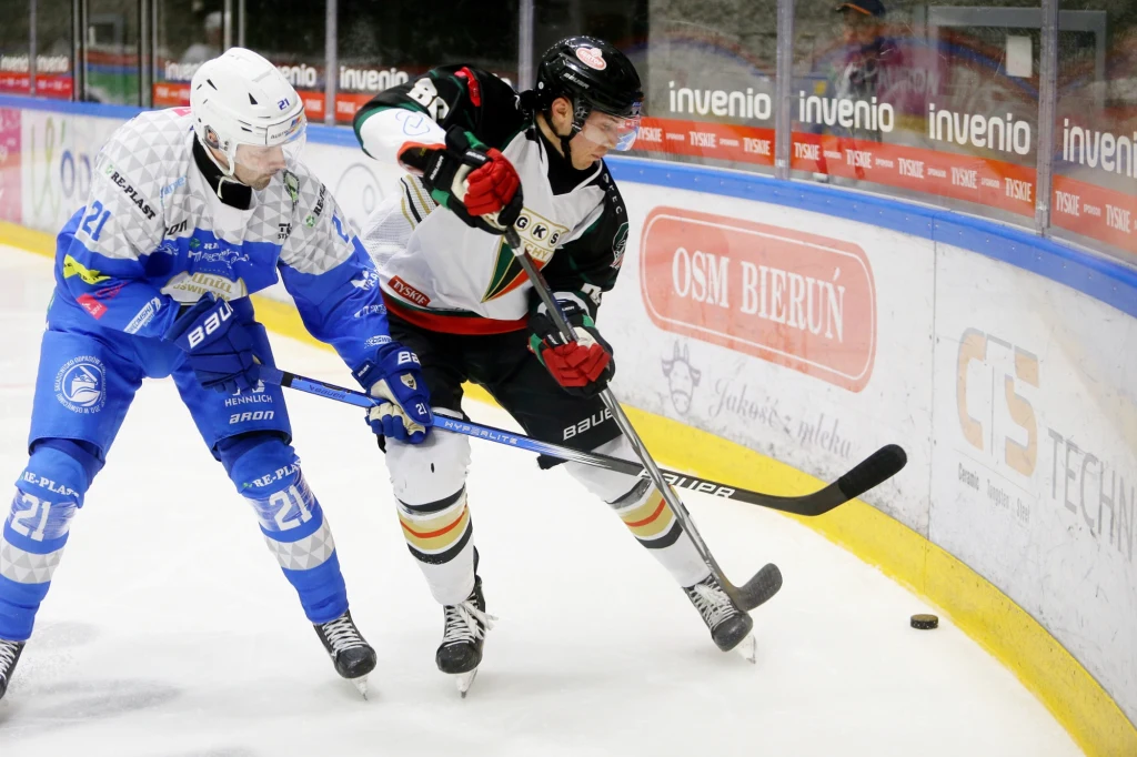 Zawodnik GKS Tychy Alan Łyszczarczyk (z prawej)) i Daniel Olsson Trkulja z Re-Plast Unii Oświęcim Zawodnik GKS Tychy Alan Łyszczarczyk (z prawej)) i Daniel Olsson Trkulja z Re-Plast Unii Oświęcim