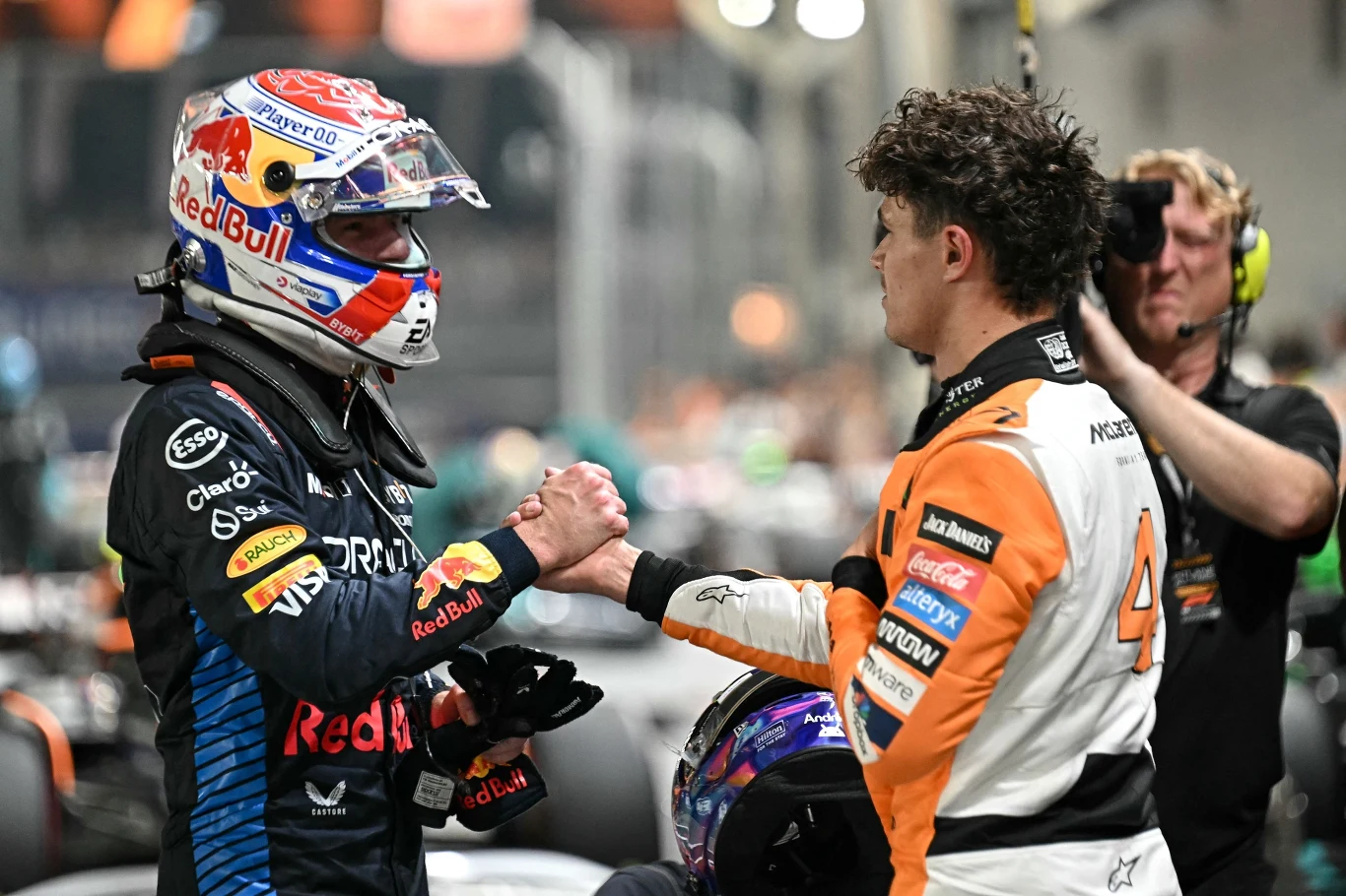 Lando Norris (z lewej) i Max Verstappen uplasowali się na dwóch czołowych pozycjach w Grand Prix Singapuru Lando Norris (z lewej) i Max Verstappen uplasowali się na dwóch czołowych pozycjach w Grand Prix Singapuru