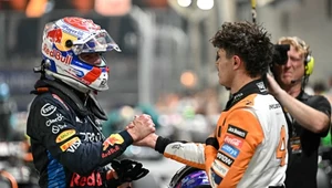 Lando Norris (z lewej) i Max Verstappen uplasowali się na dwóch czołowych pozycjach w Grand Prix Singapuru