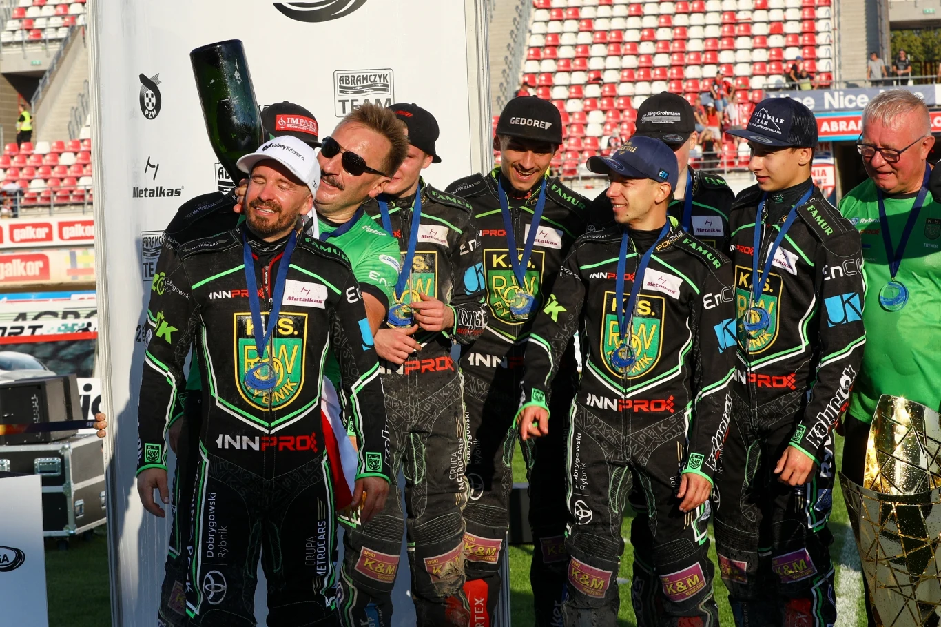 Prezes ROW-u Rybnik Krzysztof Mrozek leje szampana za kołnierz Rohana Tungate.