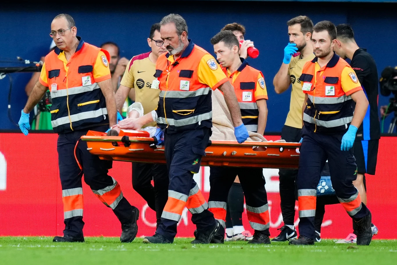 Marc-Andre ter Stegen zniesiony na noszach 