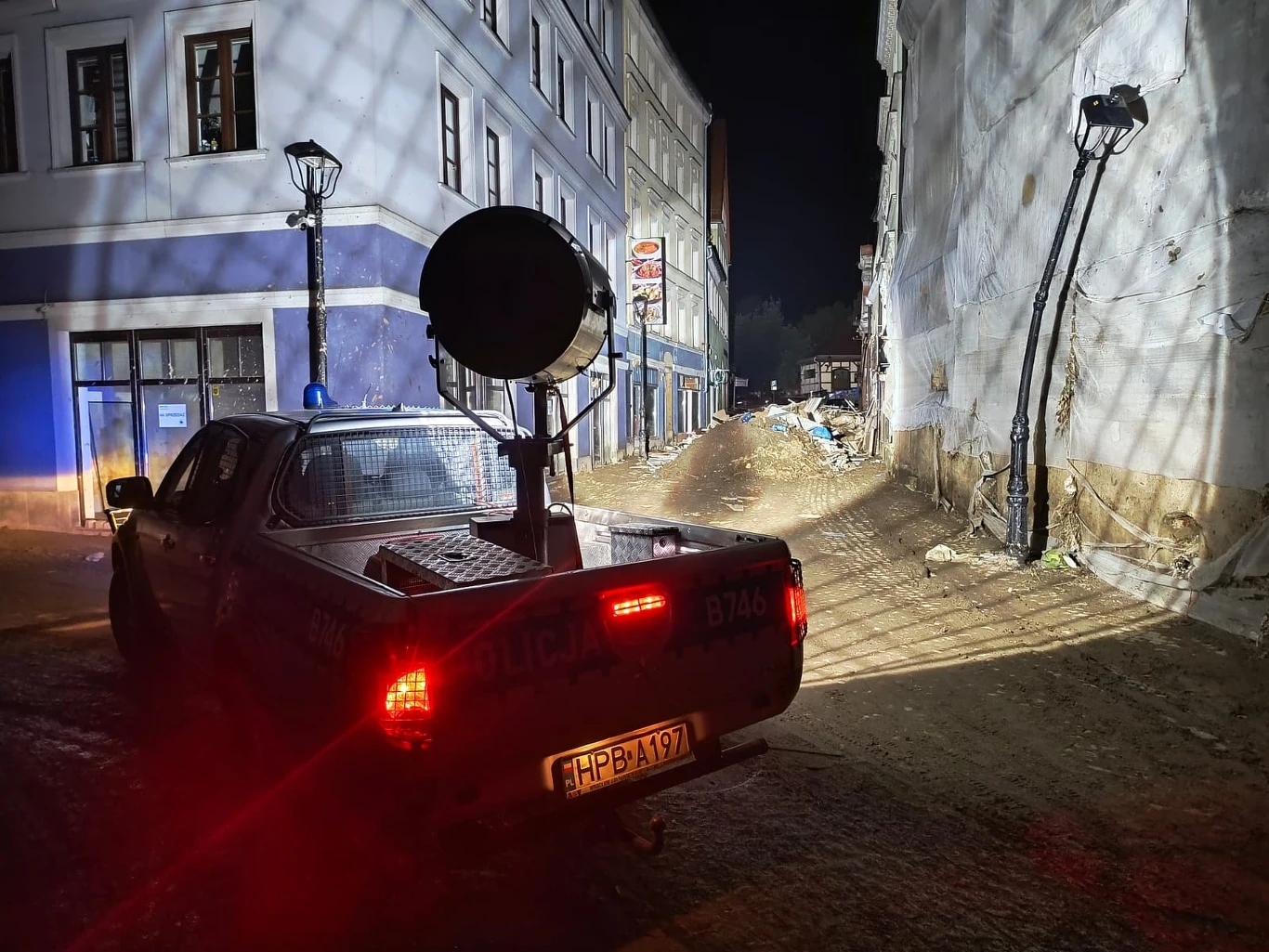 Policja patroluje tereny powodziowe. Nocne akcje opolskich funkcjonariuszy Policja patroluje tereny powodziowe. Nocne akcje opolskich funkcjonariuszy