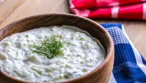 Sos tzatziki to lekki i orzeźwiający sos, bez którego kuchnia grecka nie byłaby taka sama. Czy jest zdrowy?