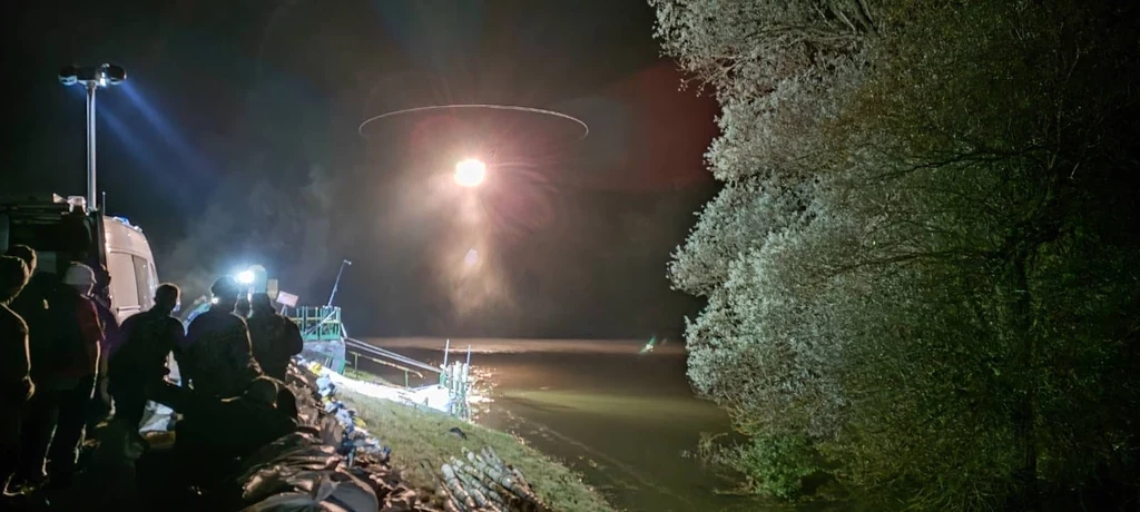 Walka z awarią śluzy w przepompowni w okolicach miejscowości Brody Walka z awarią śluzy w przepompowni w okolicach miejscowości Brody