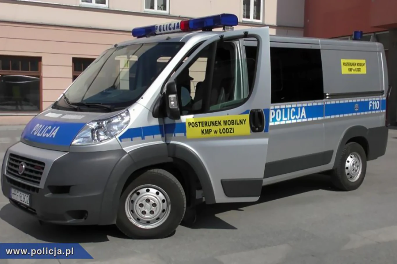 Mobilne komisariaty to nic innego, jak specjalne radiowozy wyposażone m.in. w biurko i sprzęt komputerowy. Mobilne komisariaty to nic innego, jak specjalne radiowozy wyposażone m.in. w biurko i sprzęt komputerowy.