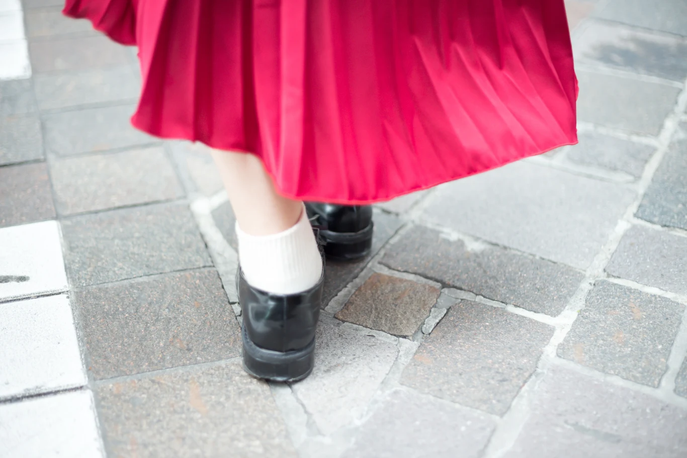 Mokasyny i białe skarpetki dawniej były uznawane za kicz. Tej jesieni stanowią ultramodne połączenie. Mokasyny i białe skarpetki dawniej były uznawane za kicz. Tej jesieni stanowią ultramodne połączenie.