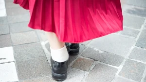 Kiedyś symbol kiczu, dziś najmodniejszy zestaw jesieni. Sprawdź, jak go nosić 