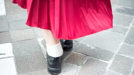 Mokasyny i białe skarpetki dawniej były uznawane za kicz. Tej jesieni stanowią ultramodne połączenie. 