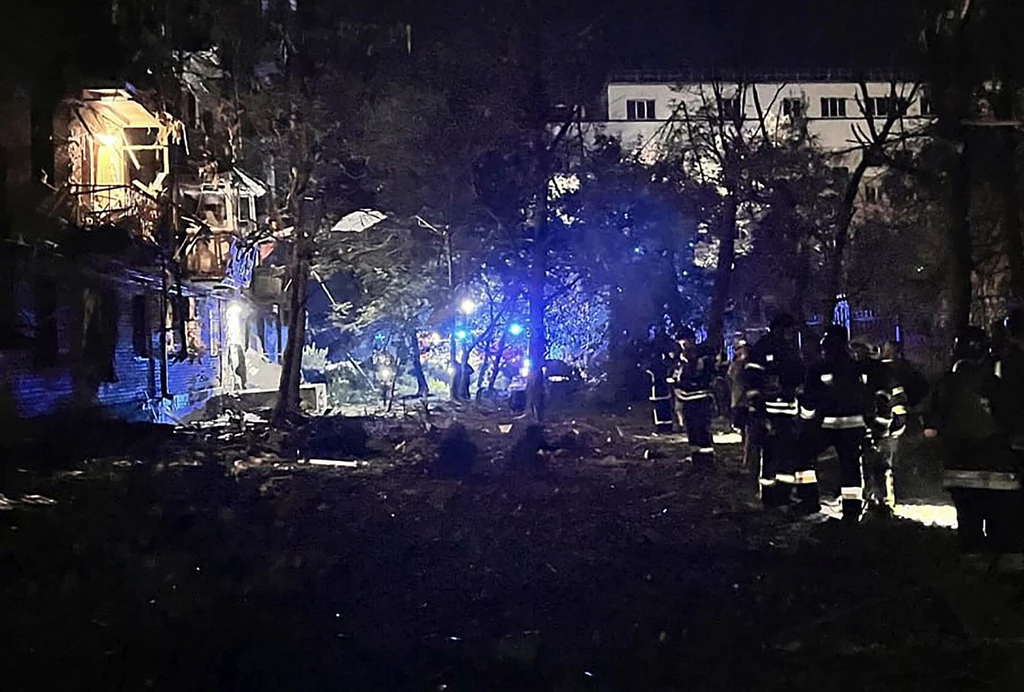 Zniszczenia po rosyjskim ataku na Zaporoże uchwycone w poniedziałkowy poranek Zniszczenia po rosyjskim ataku na Zaporoże uchwycone w poniedziałkowy poranek
