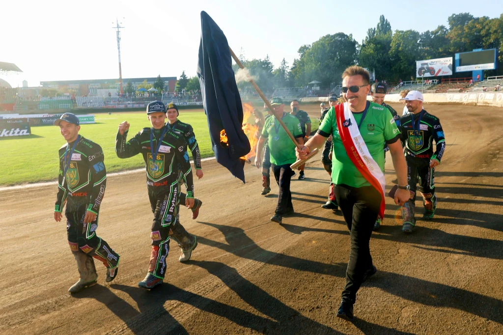 Prezes Krzysztof Mrozek pali marynarkę. W tle Jakub Jamróg i Maksym Borowiak. Prezes Krzysztof Mrozek pali marynarkę. W tle Jakub Jamróg i Maksym Borowiak.